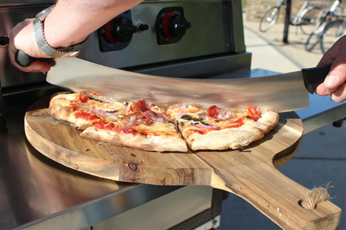 snijden pizza bij Pizza Trailer - Multiwagon