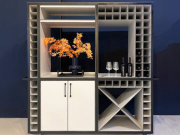 Mobile Weinbar aus hellem Holz 1