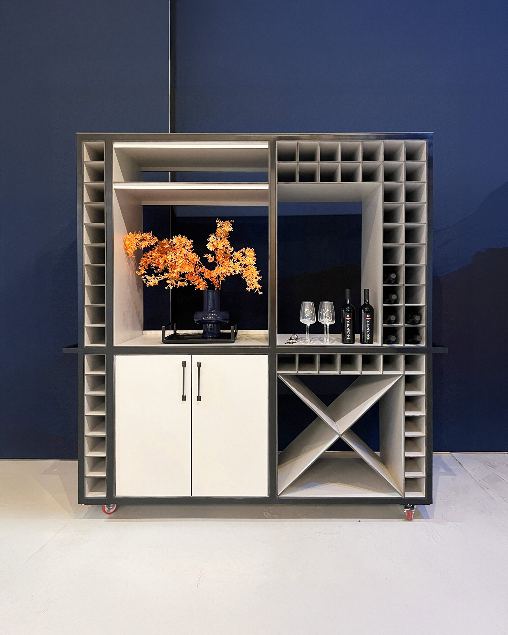 Mobile Weinbar aus hellem Holz 1