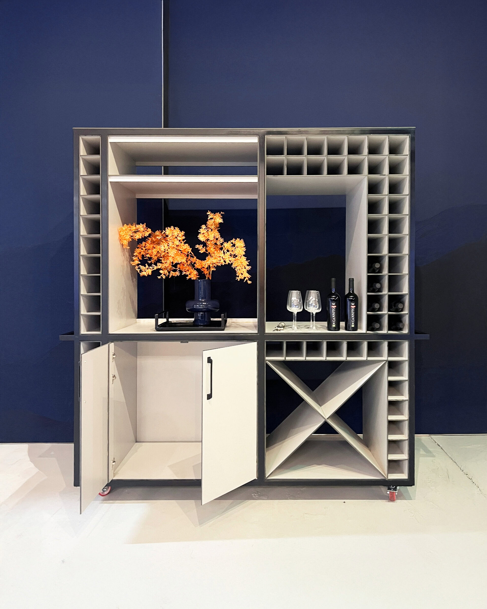 Mobile Weinbar aus hellem Holz 2