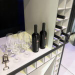 Mobile Weinbar aus hellem Holz 3
