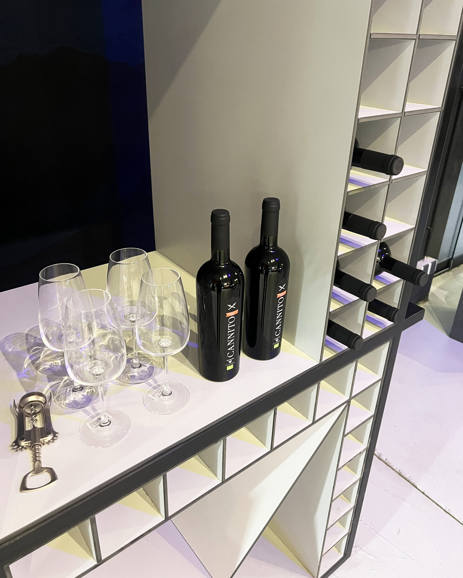 Mobile Weinbar aus hellem Holz 3