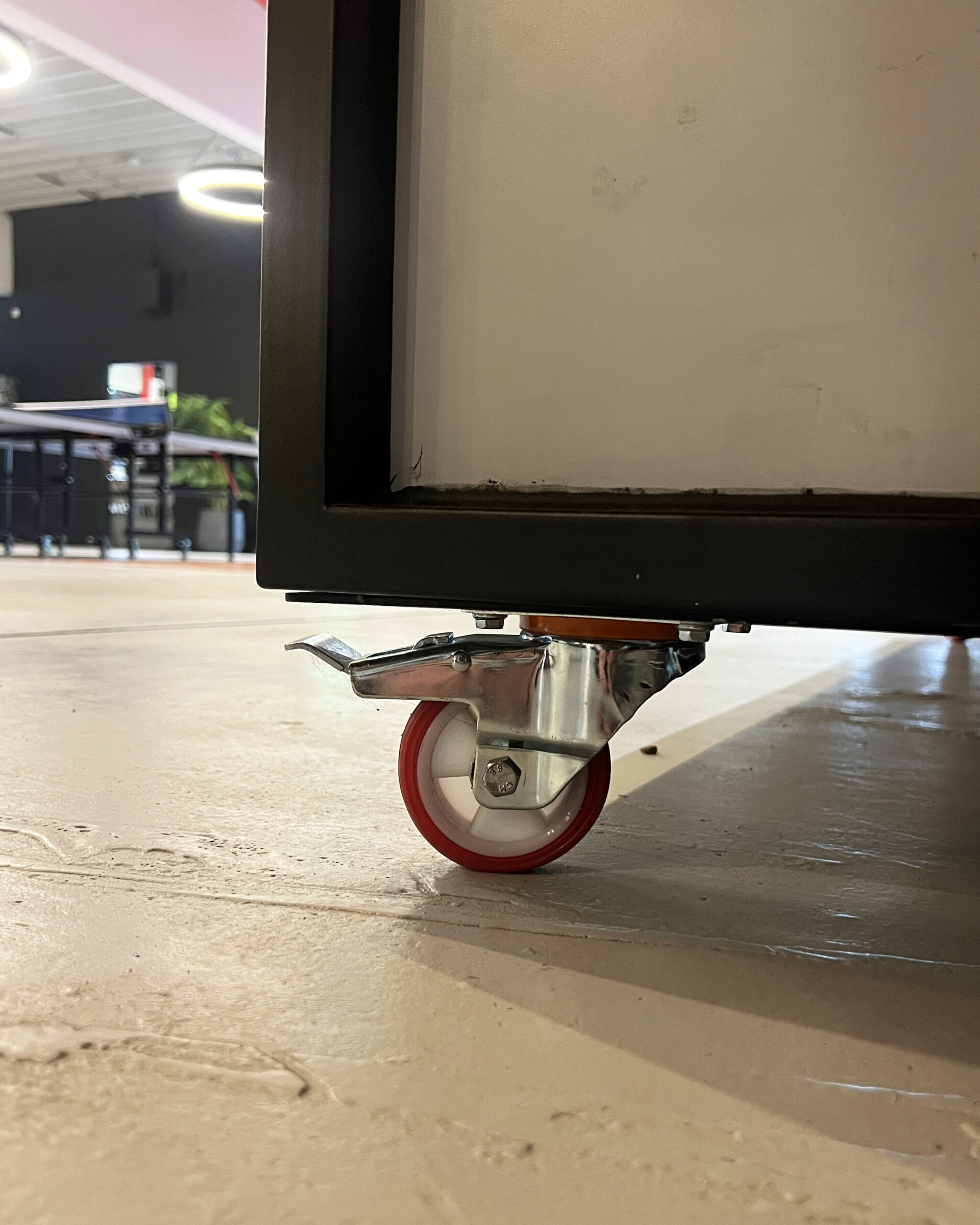Mobile Weinbar aus hellem Holz 4