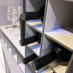 Mobile Weinbar aus hellem Holz 6