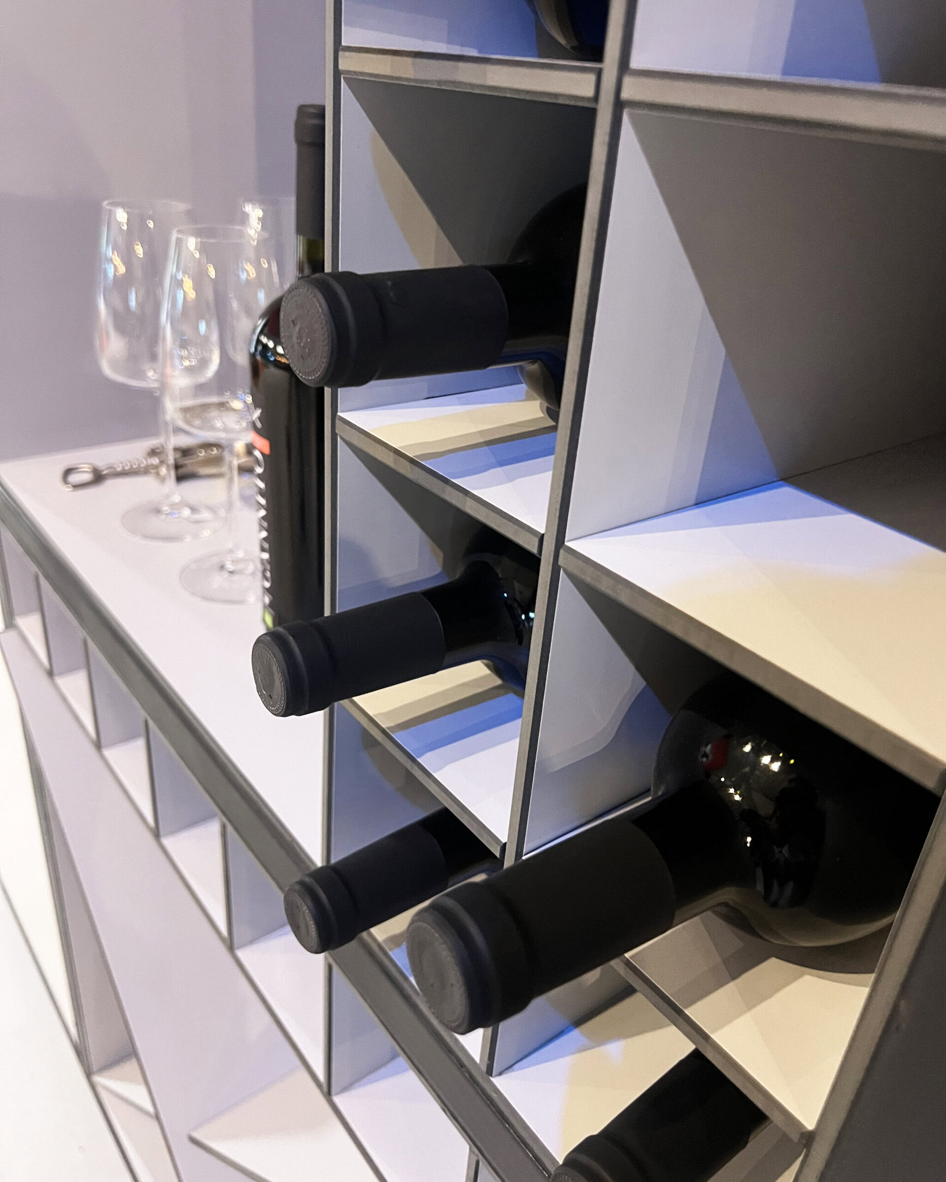 Mobile Weinbar aus hellem Holz 6
